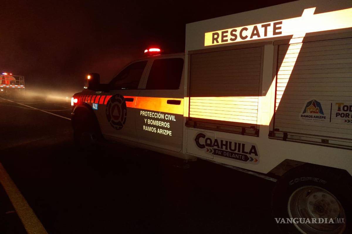 $!Protección Civil atendió la emergencia y evitó que las llamas alcanzaran la totalidad de la carga.