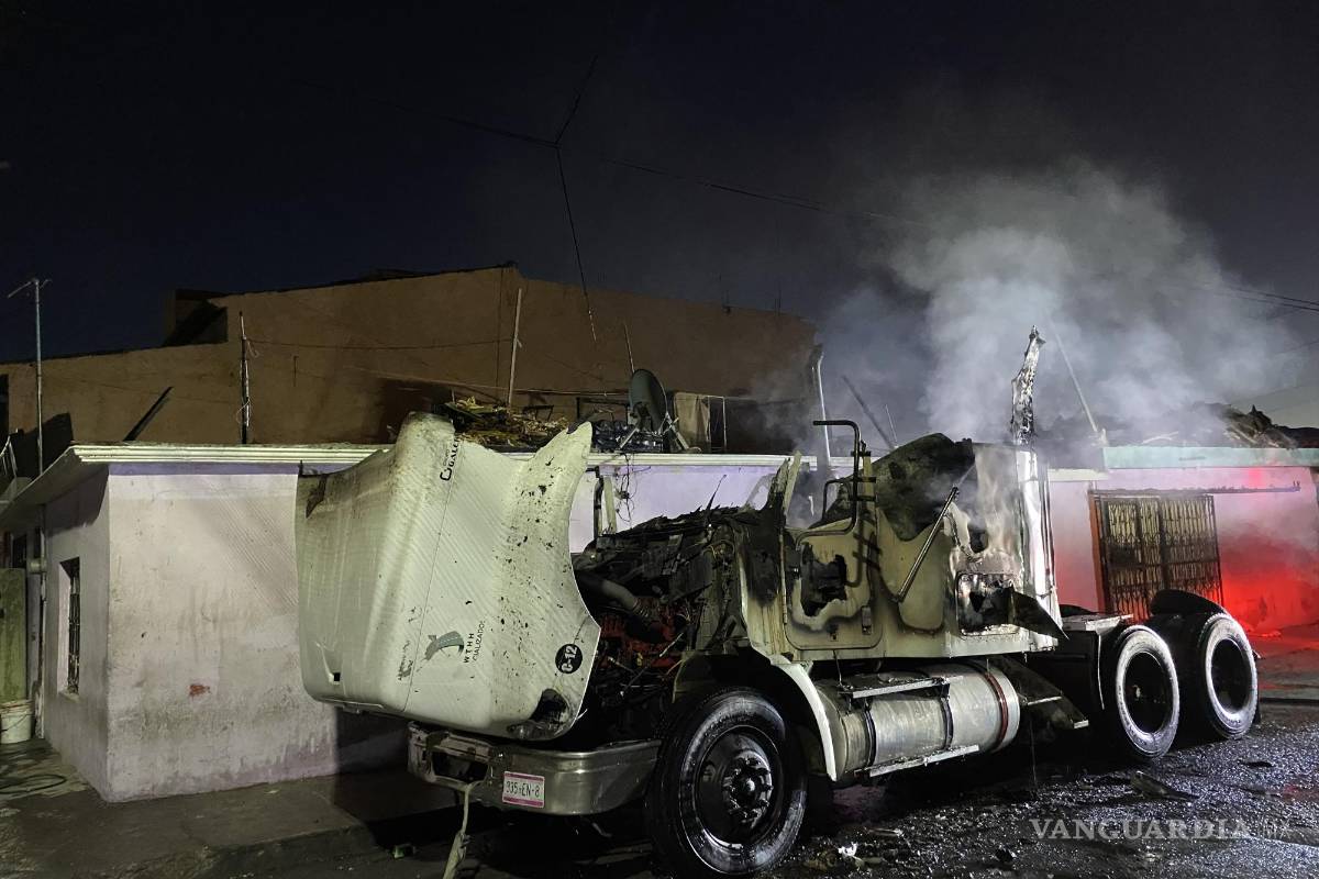Se incendia tráiler en la Provivienda de Saltillo; bomberos controlaron el fuego