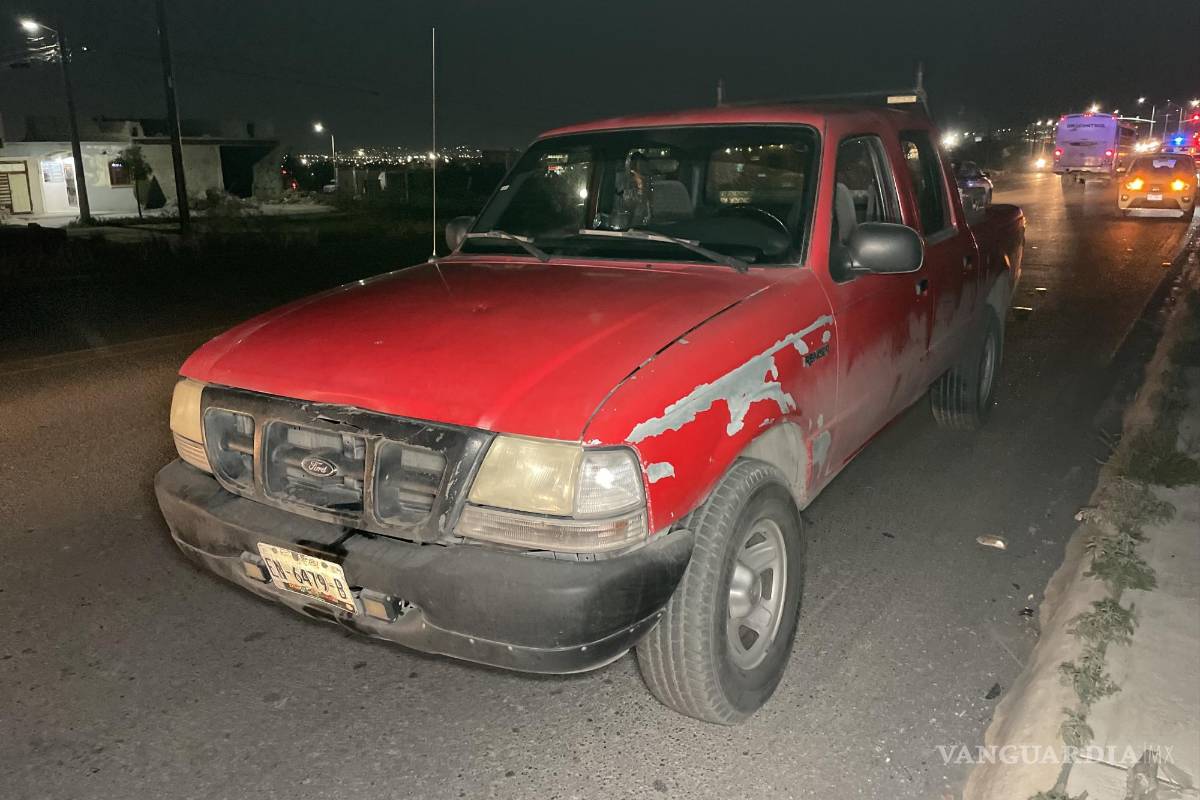 Mujer de la tercera edad es embestida por una camioneta, en Saltillo