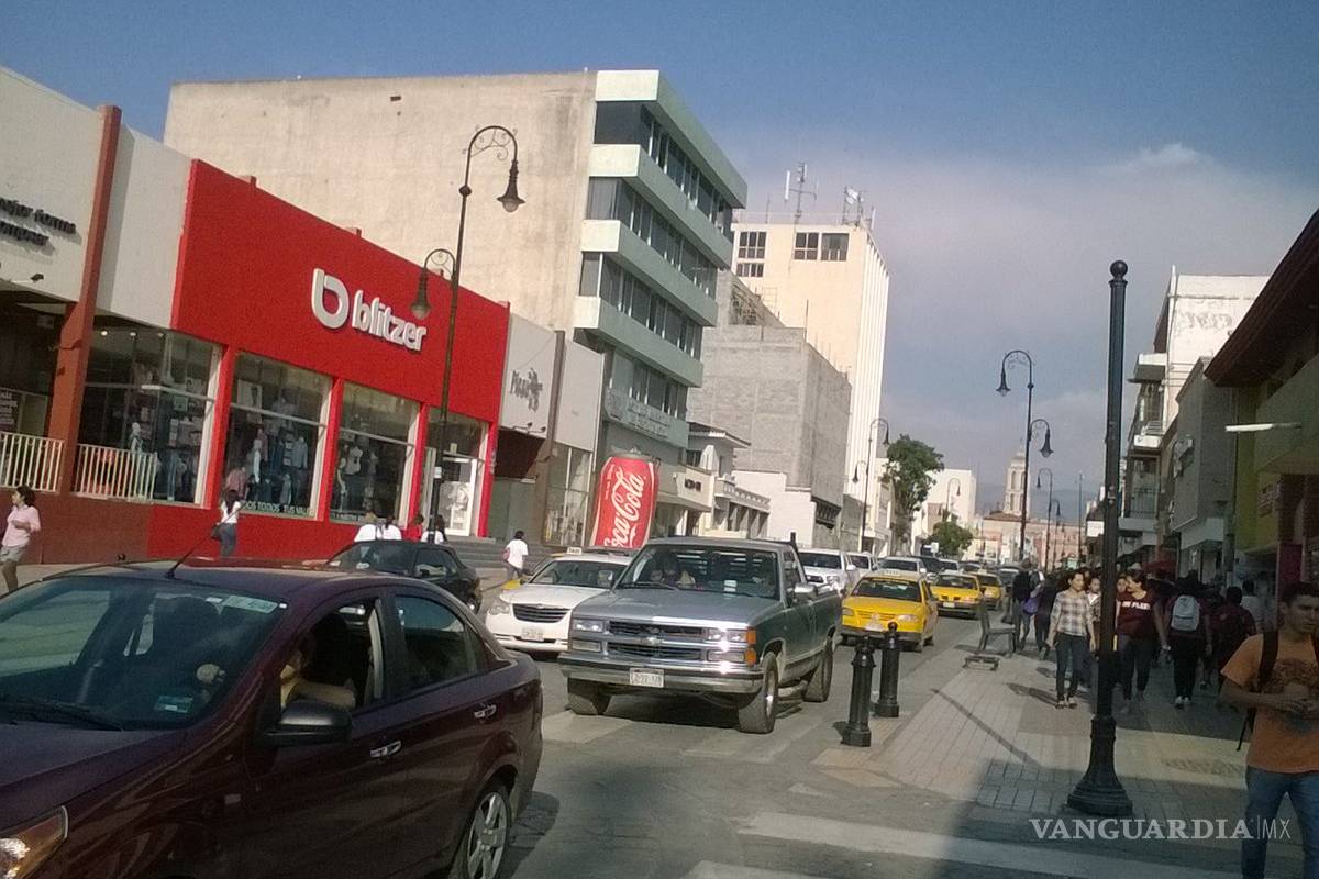 Cierran calles por incendio en zona centro de Saltillo