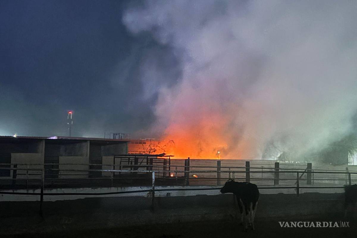 $!Las llamas y el humo negro fueron visibles desde varias cuadras a la redonda, generando preocupación entre los habitantes de la zona.