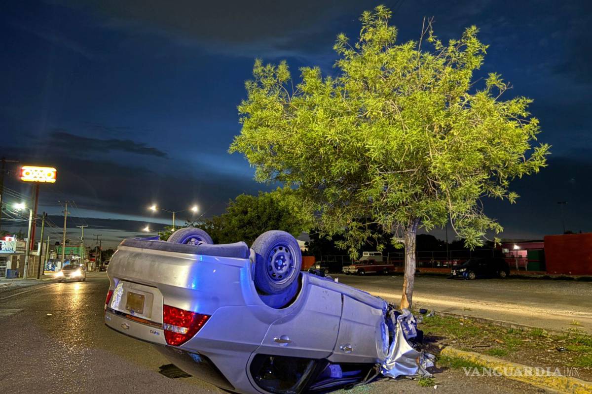 Conductor dormita y vuelca, al sur de Saltillo; lo salva uso del cinturón de seguridad