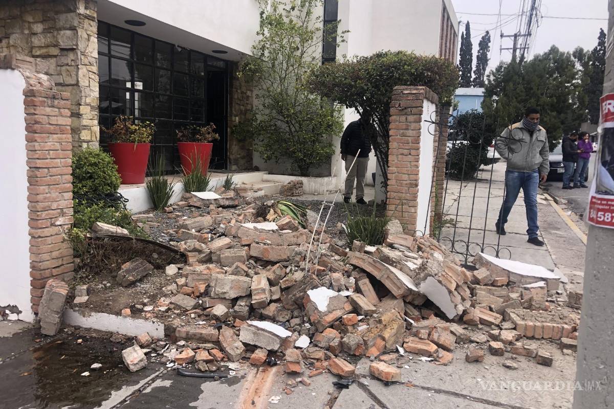 Auto choca con barda en la colonia República de Saltillo