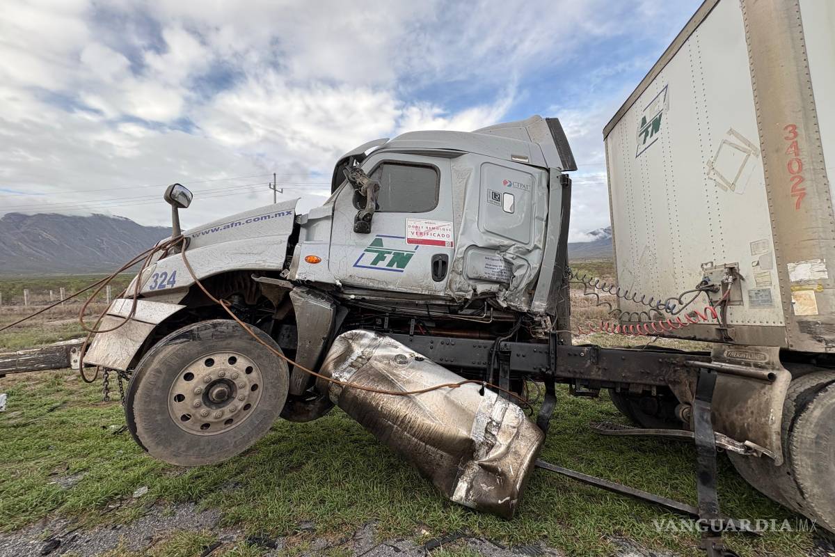Trailero vuelca por el pavimento mojado, en Arteaga