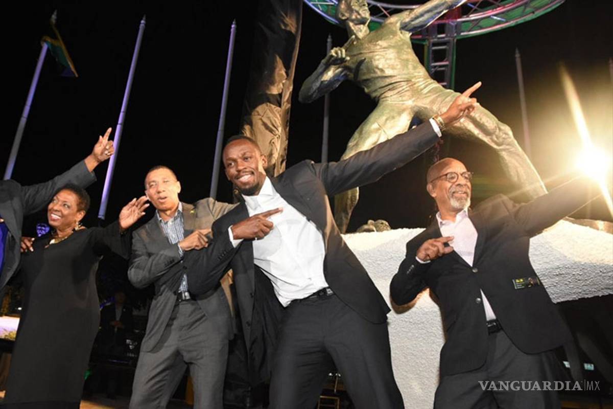 Develan estatua de Usain Bolt en el Estadio Nacional de Jamaica