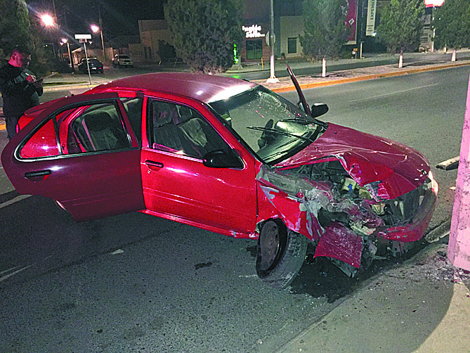 Conductor ebrio destroza su auto en Saltillo
