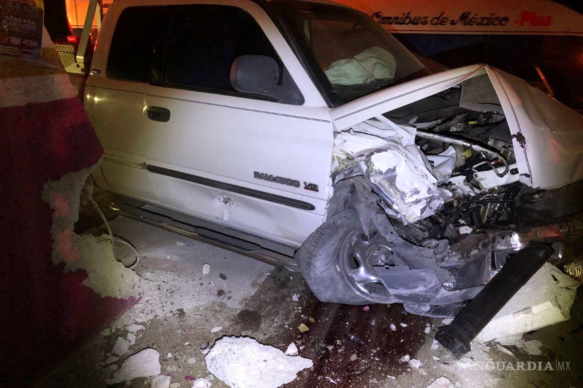 Adulto mayor colisiona contra parabuses en carretera Zacatecas-Saltillo; acompañante resulta lesionada