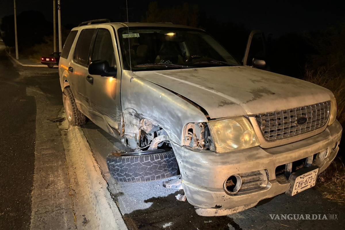 Sufre falla mecánica, brinca el camellón y se impacta contra vehículo al sur de Saltillo