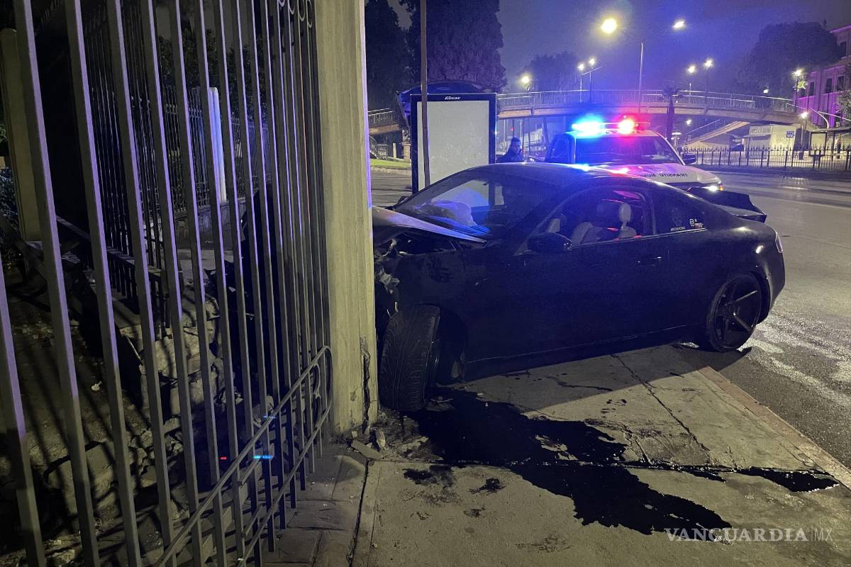 Saltillo: choca contra Químicas de la UAdeC y huye del lugar