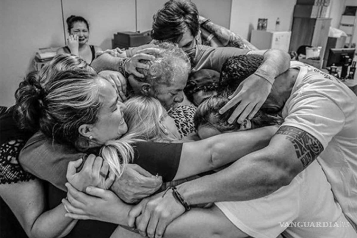 Lula da Silva y el emotivo abrazo de su familia antes de volver a prisión