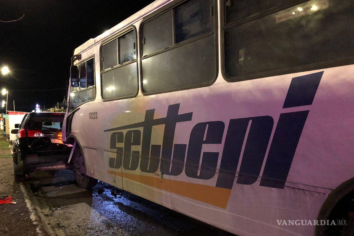 Conductora de transporte de personal dormita, choca y daña a 3 vehículos, al oriente de Saltillo