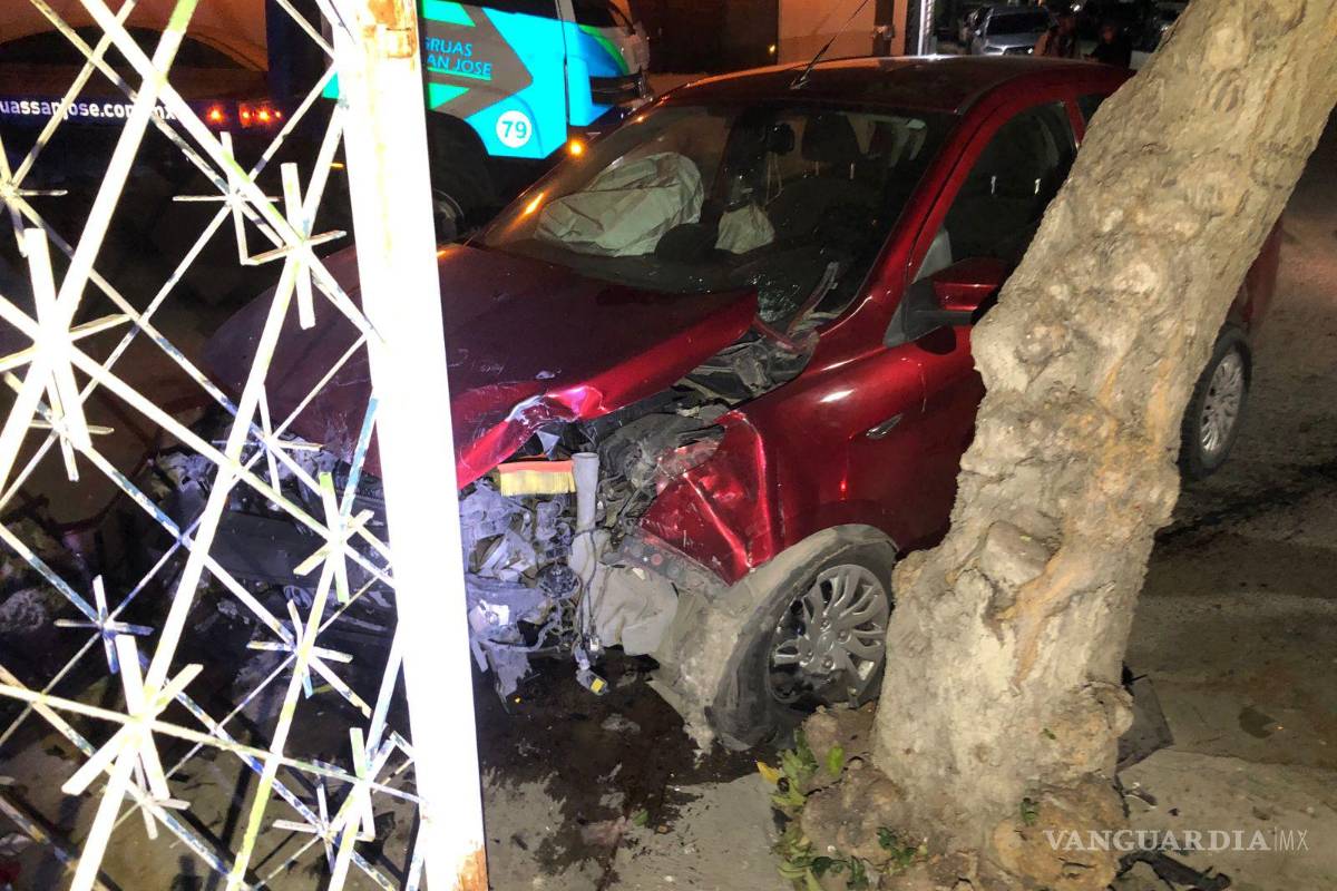 Saltillo: imprudente taxista choca contra transporte por app y lo proyecta contra árbol