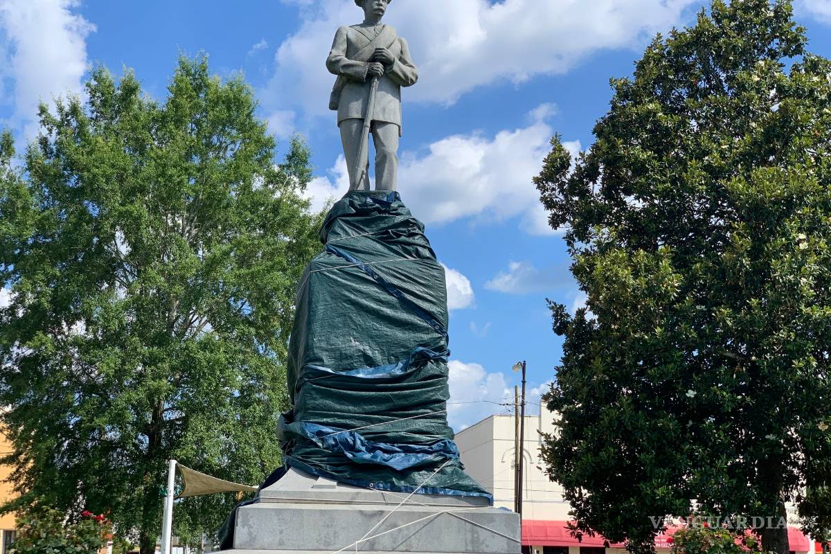 $!Monumentos y estatuas son víctimas de la ira y las protestas antirracistas en todo el mundo (fotos)