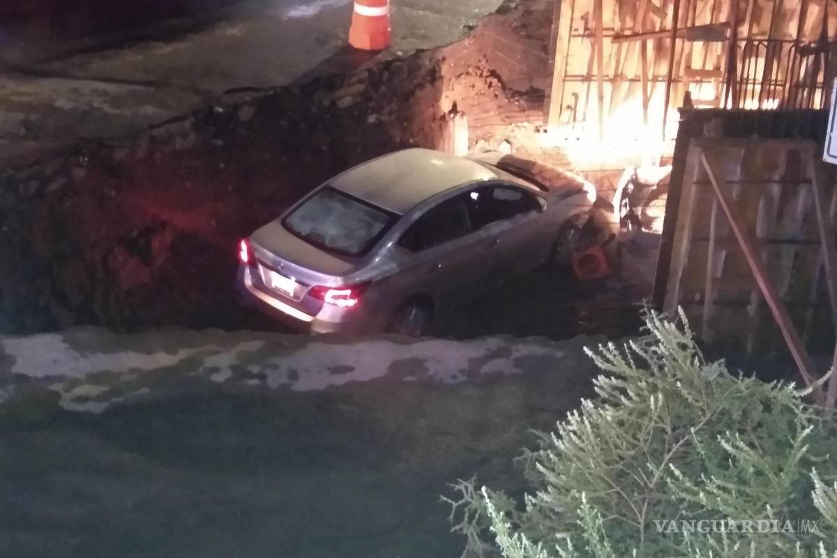 Conductor termina en el fondo de un arroyo, al oriente de Saltillo