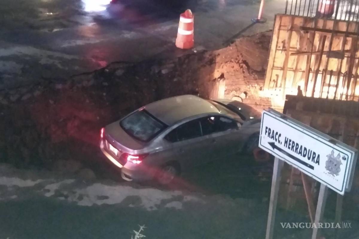 Conductor termina en el fondo de un arroyo, al oriente de Saltillo