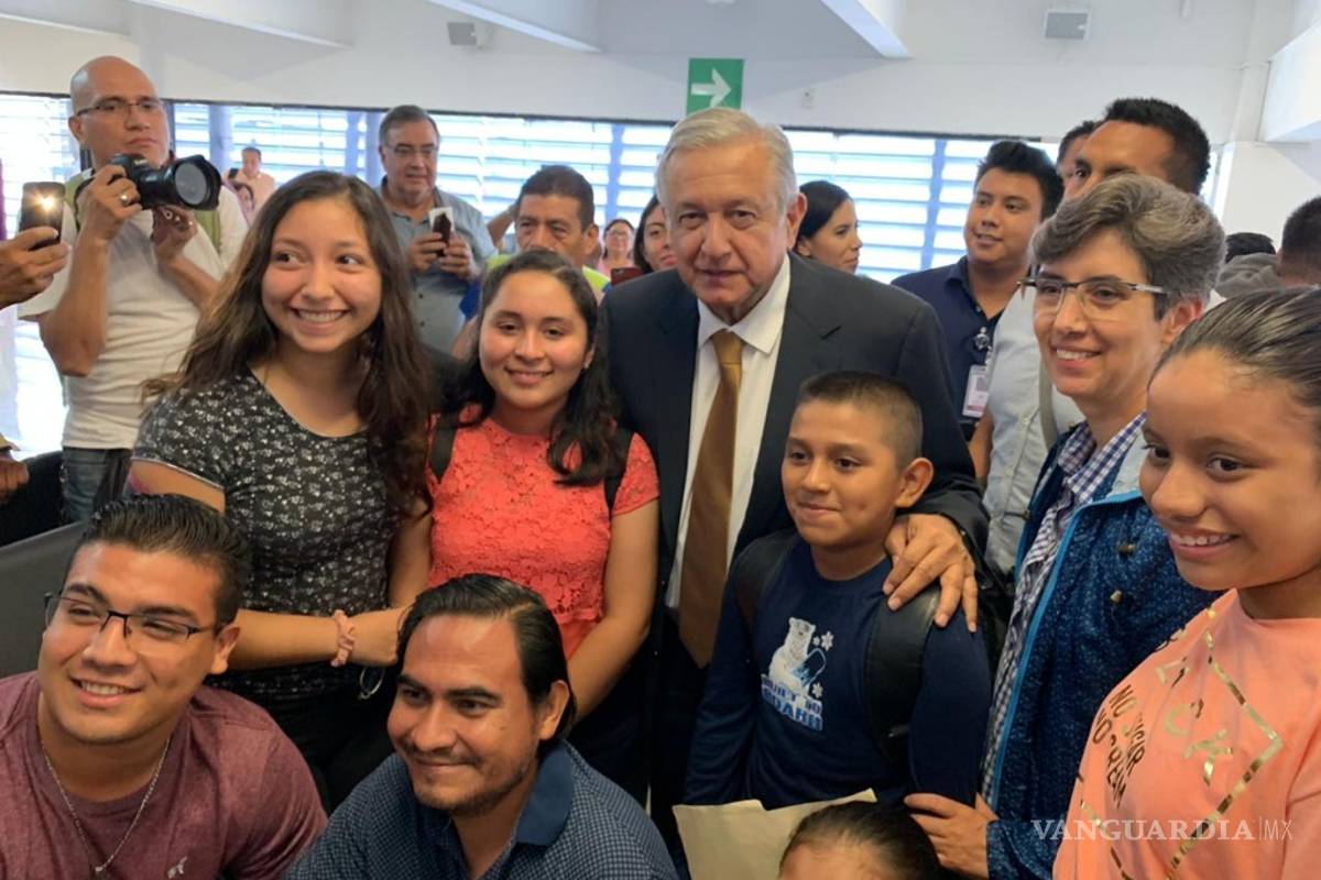 Se retrasa vuelo de AMLO, pero se pone a convivir con la gente