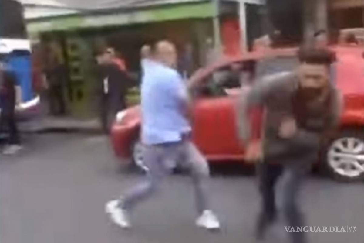 Discusión entre conductores y ciclistas termina en brutal pelea