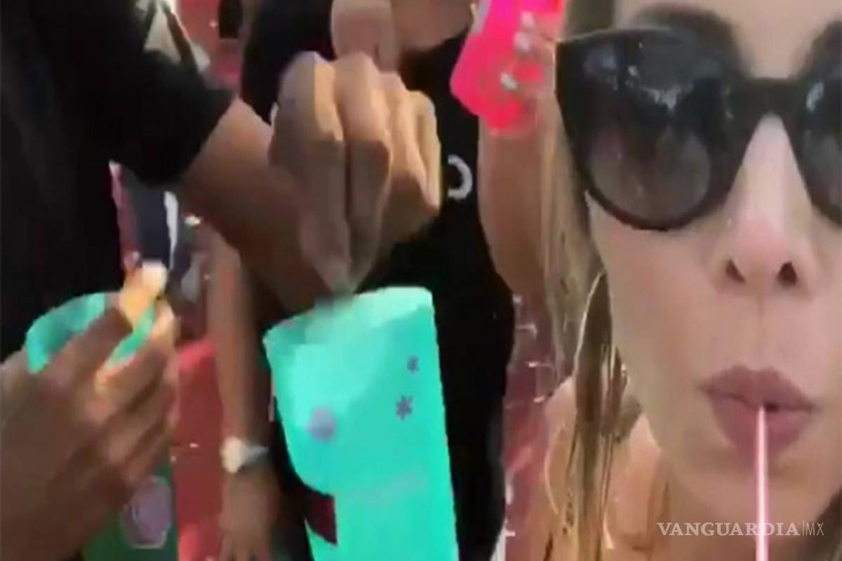 Captura en video el momento exacto en que le ponen droga a su bebida