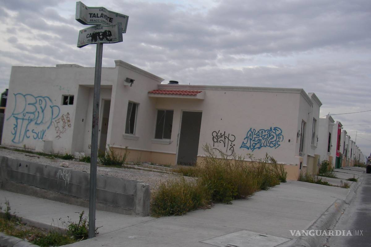 Desaloja Infonavit a 17 familias morosas