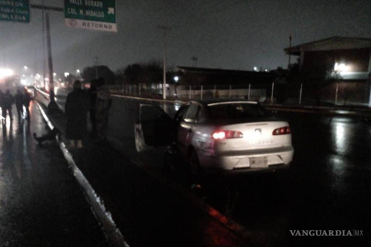 Chocan y derriban poste de energía eléctrica al sur de Saltillo