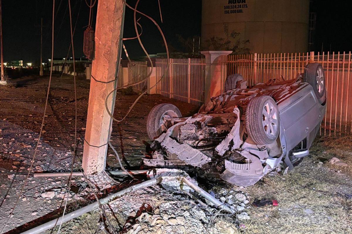 Vuelca en el libramiento OFT y derriba poste de concreto; conducía ebrio