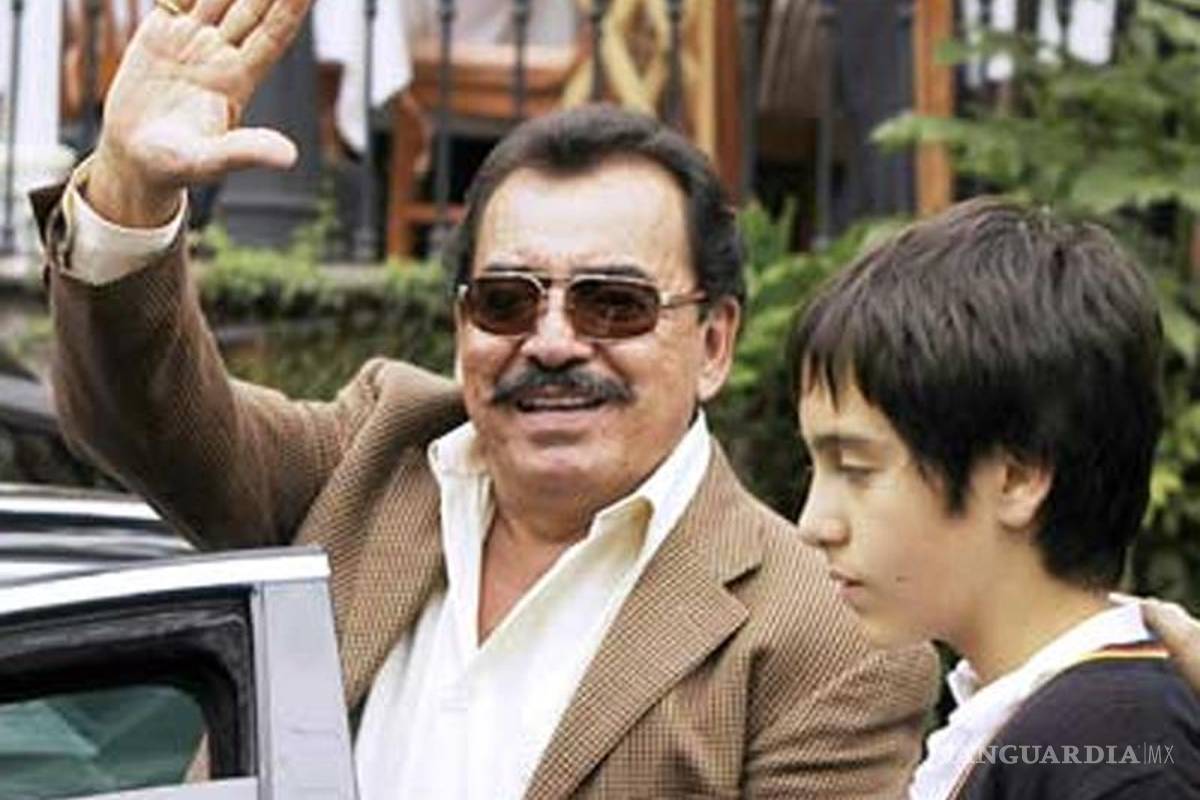 Joan Sebastian presenta a su hijo Julián