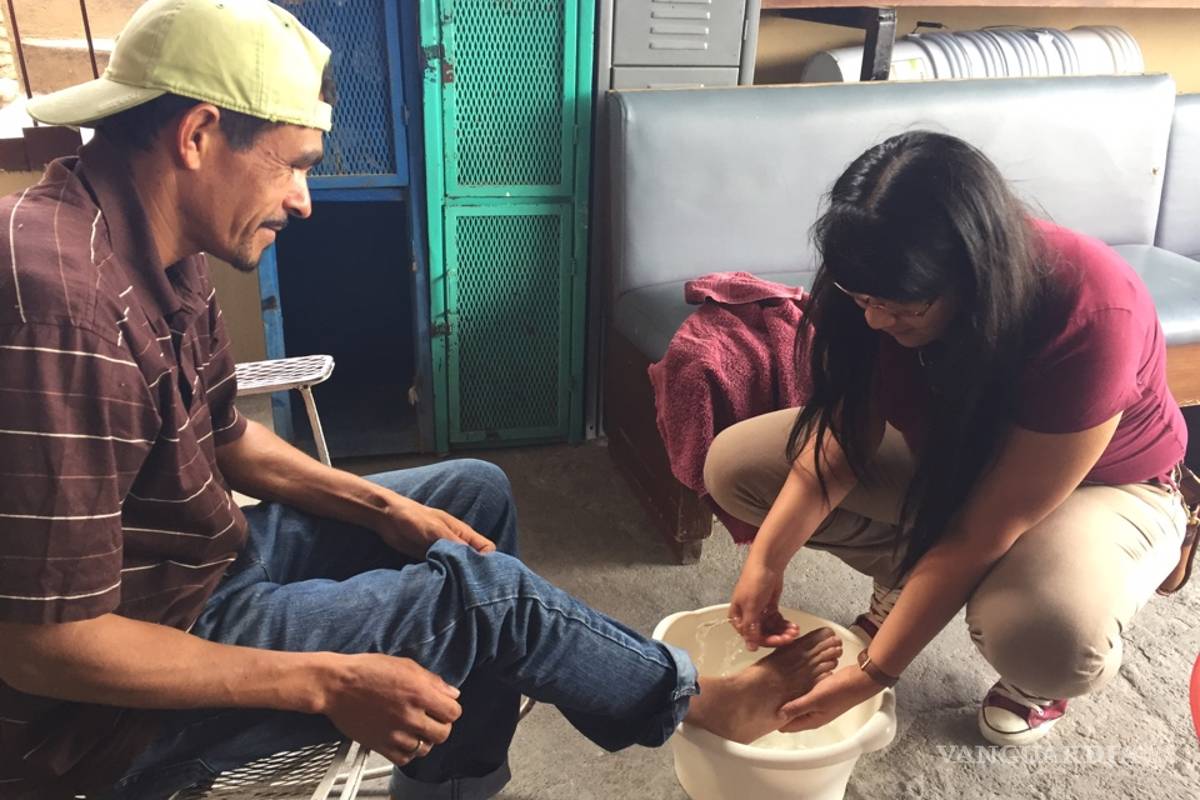 Voluntarios apoyan en lavatorio de pies en la Casa del Migrante de Saltillo