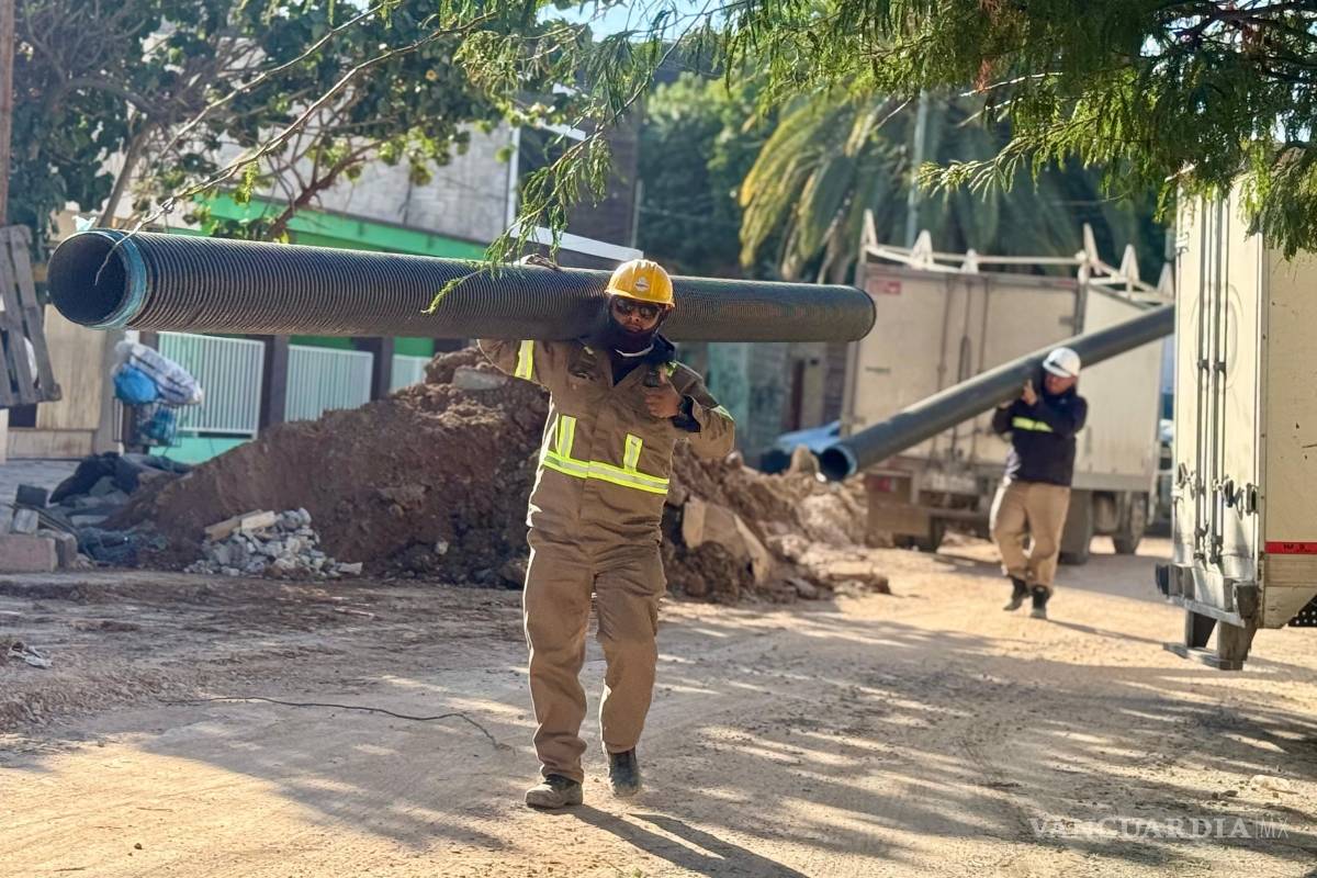$!Las obras cuentan con señalización y apoyo de Tránsito y Vialidad, mientras se instalan tuberías de alta durabilidad para mejorar el servicio de drenaje en la ciudad.