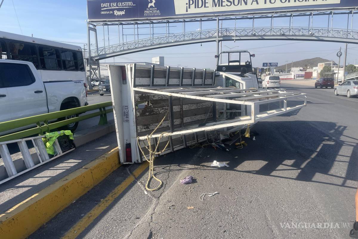 Empleado vuelca camioneta tras recibir ‘cerrón’ en bulevar Venustiano Carranza