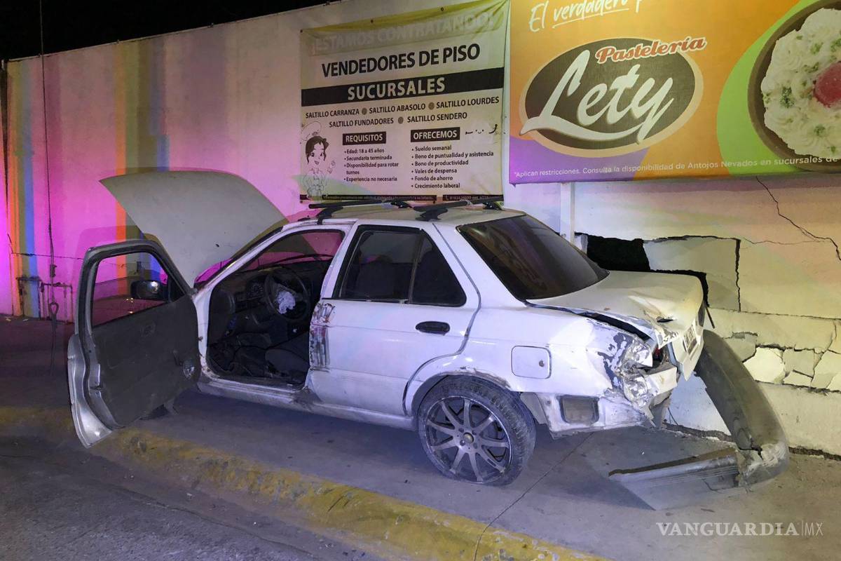Tras falla mecánica conductor termina estampado en barda de pastelería, al sur de Saltillo