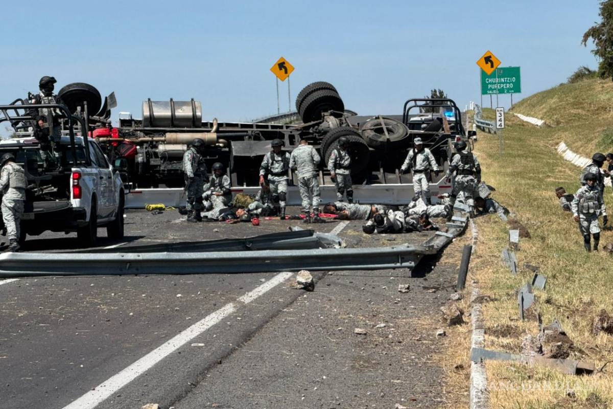 Mueren tres elementos de la Guardia Nacional y salen más de 20 heridos en volcadura de camión en Michoacán
