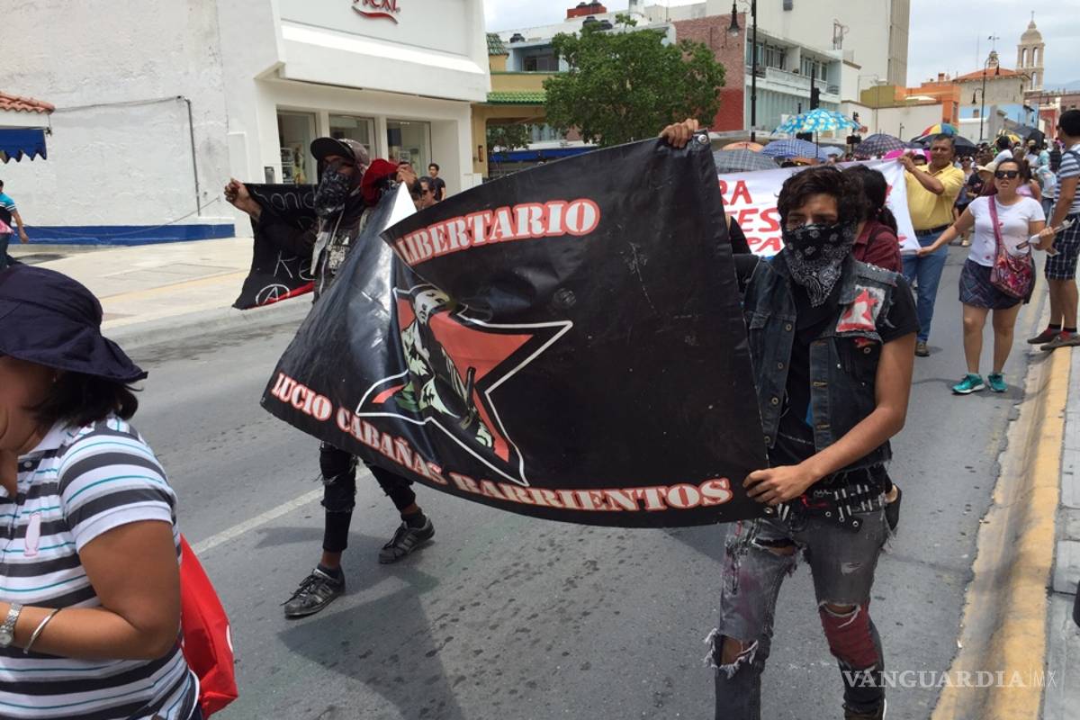 $!Grupos ciudadanos y magisteriales de Coahuila protestan por conflicto en Oaxaca (FOTOS)
