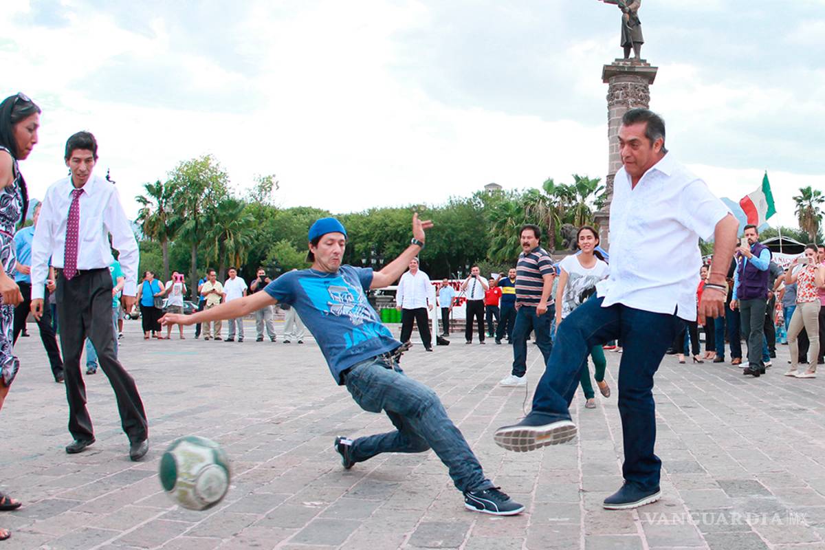 Se avienta ‘El Bronco’ una cascarita con profes y llama al diálogo