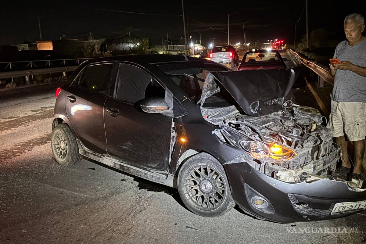 Saltillo: bache descontrola a automovilista y termina incrustado en barra de contención