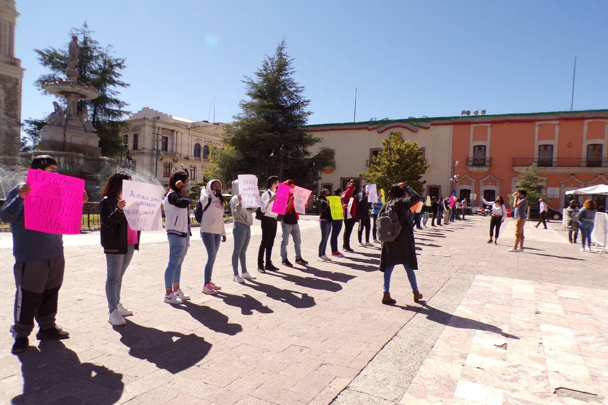 Realizan jóvenes plantón en Saltillo para exigir internet y poder tomar clases en línea