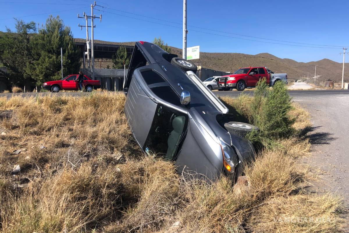 Cae a zanja tras estallar una llanta en carretera a Saltillo