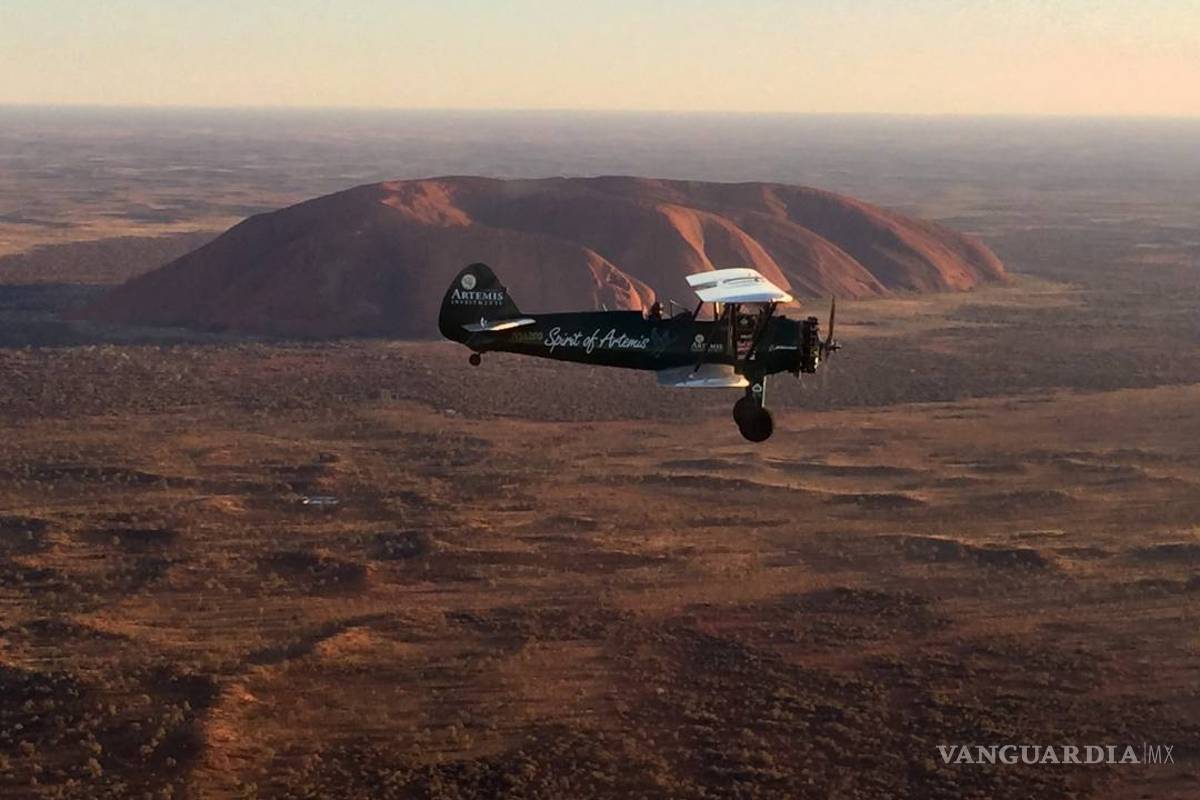 Piloto británica vuela del Reino Unido a Australia en un biplano de 1942