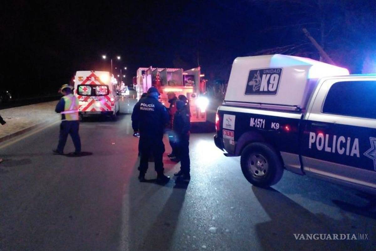 Prensados tres jóvenes en volcadura en la calzada Antonio Narro; 2 graves