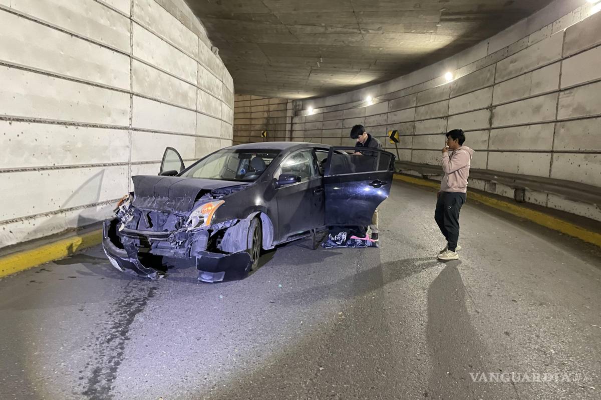 Tres jóvenes resultan heridos en choque en el distribuidor vial Venustiano Carranza