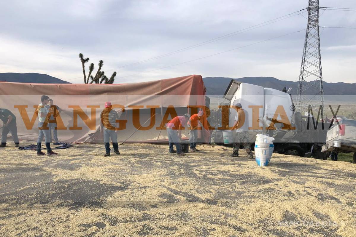 Volcadura de tráiler con cargamento de maíz paraliza la Carretera 57 rumbo a Saltillo