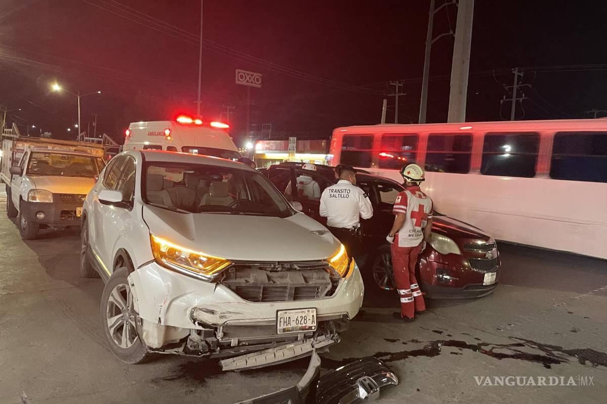 Encontronazo deja a dos conductoras heridas, en Saltillo