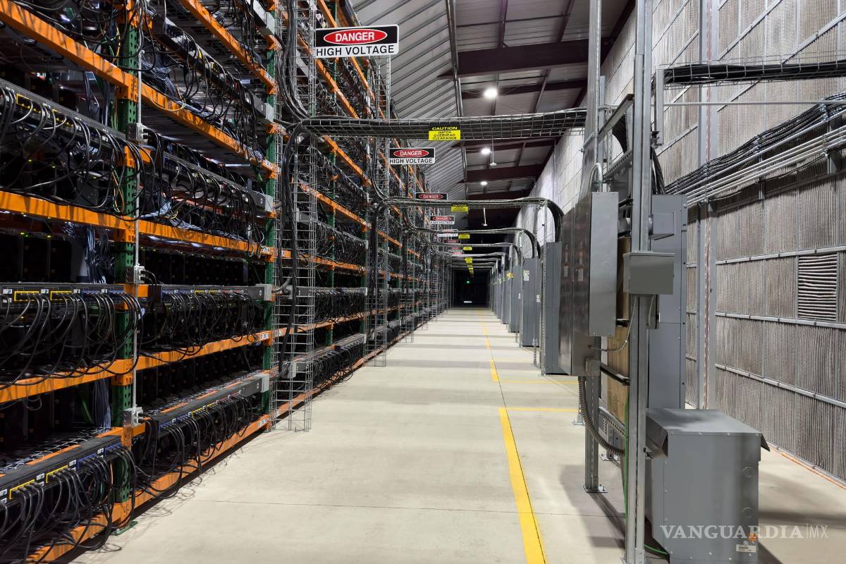 $!En la mina de bitcoin Applied Digitalos en Jamestown, North Dakota, los ventiladores trabajan para enfriar más de 30,000 computadoras.