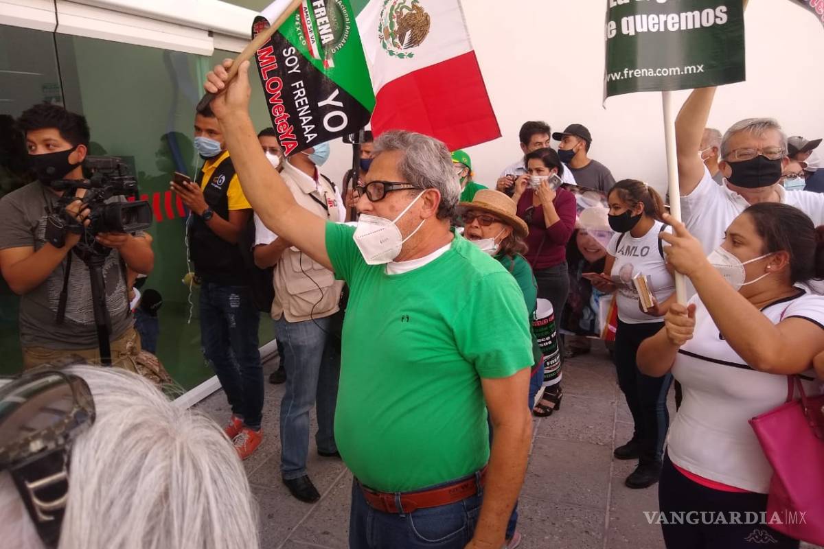 $!Chocan simpatizantes y opositores en arribo de AMLO a Torreón