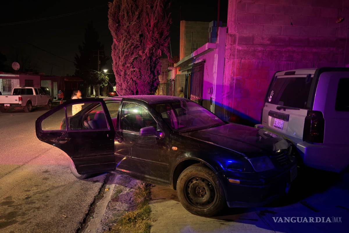 Saltillo: conductor ebrio, quiso escapar de un choque y acabó destruyendo la fachada de una casa