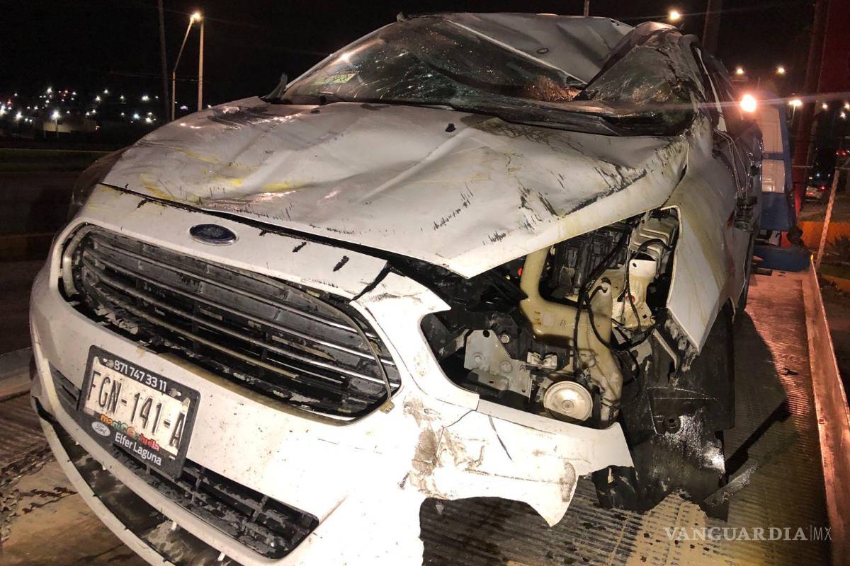 Veloz automovilista se impacta contra puente al sur de Saltillo y termina volcado