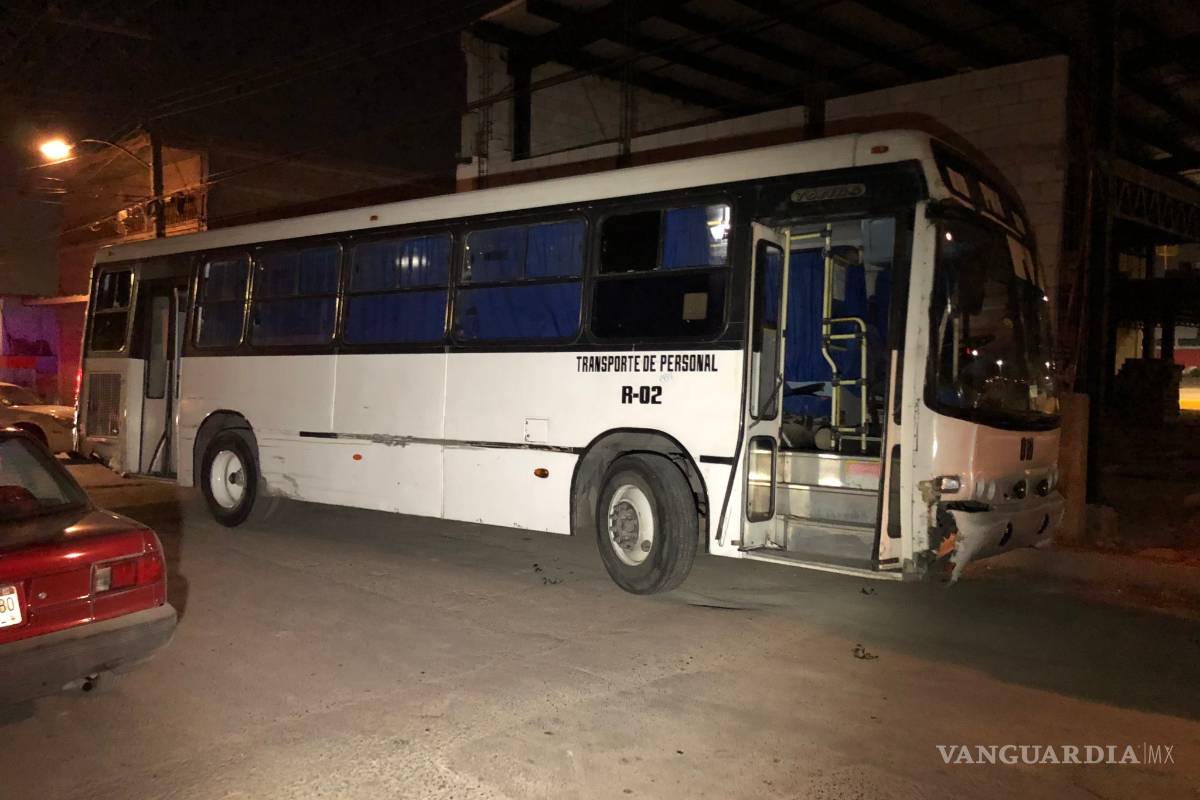 Transporte de personal ocasiona daños a varios vehículos en Saltillo