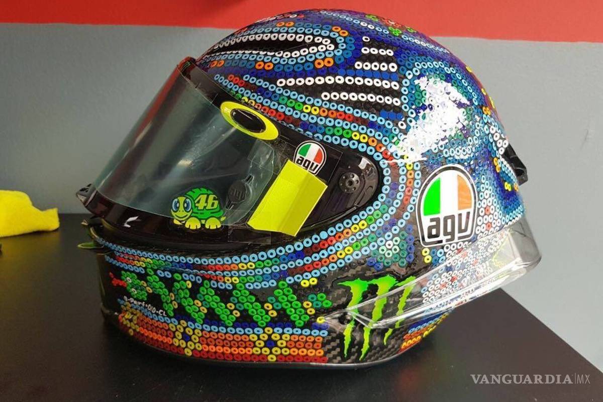 Presume piloto italiano arte huichol en la Moto GP