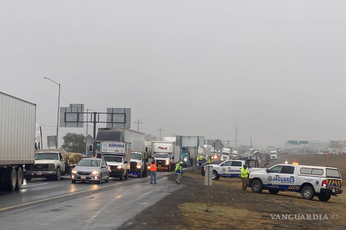 Traileros se quedan dormidos y ‘paralizan’ por 4 horas la Saltillo - Monterrey