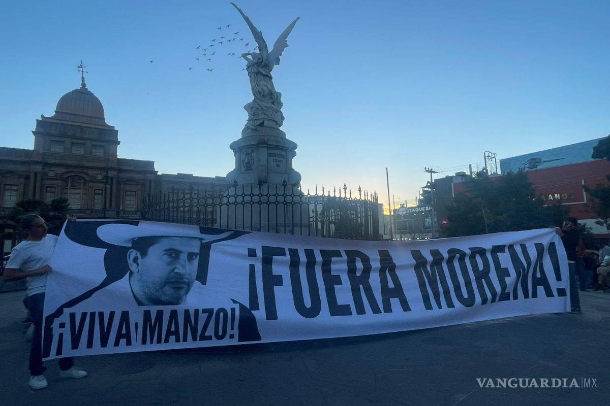 En Saltillo realizan homenajes simultáneos para Carlos Manzo; exigen justicia tras su asesinato