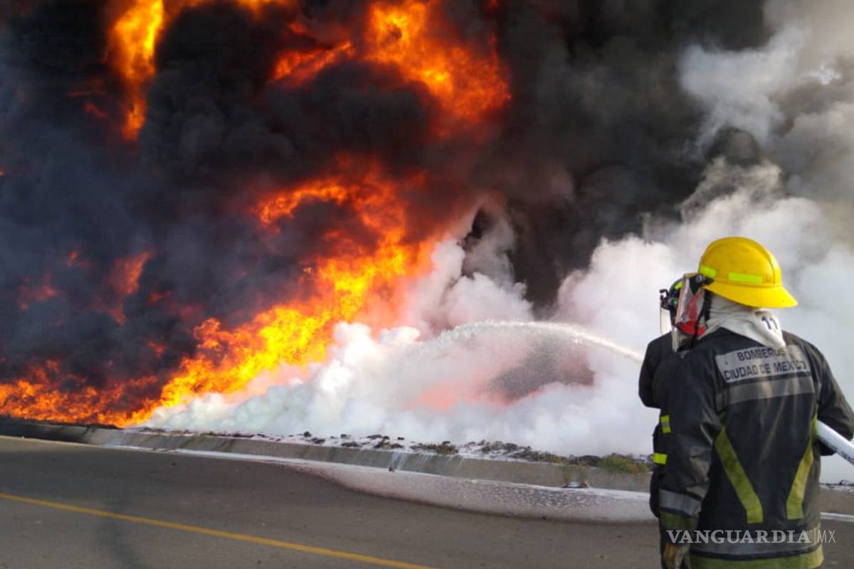 Desalojan a 200 personas por incendio en ducto de Pemex